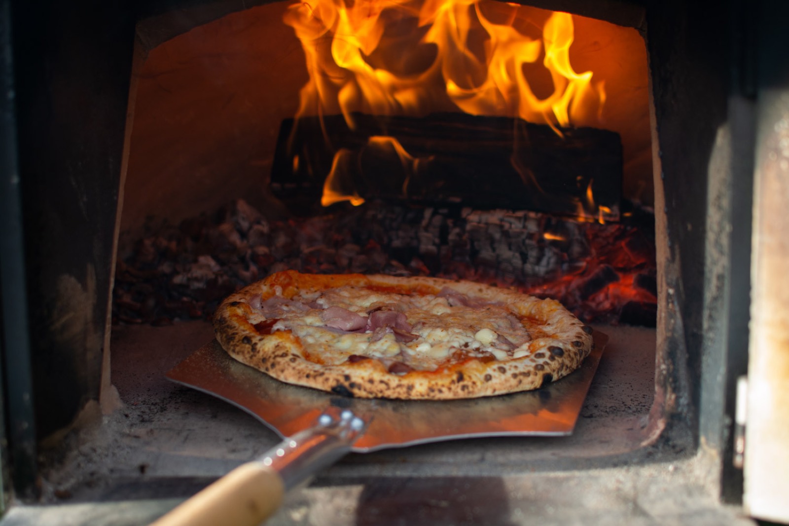 Pizza bakt in de houtoven