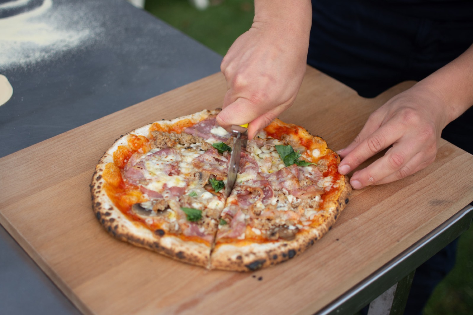 Pizza wordt gesneden