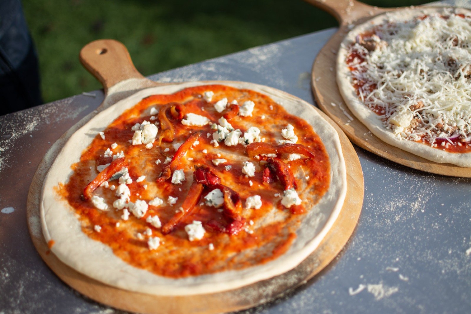Versgebakken pizza op een houten plank