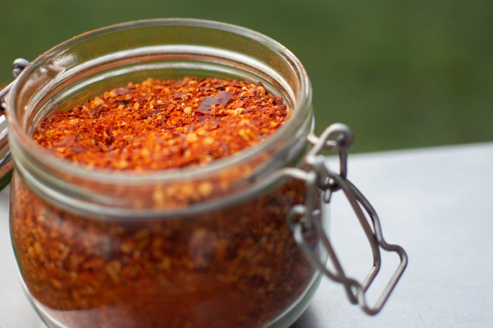Pot met chilivlokken