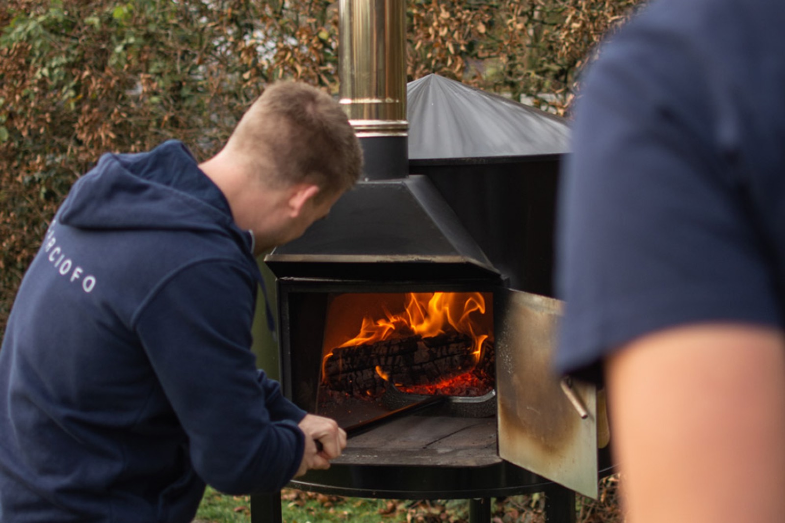 De houtoven wordt opgestookt