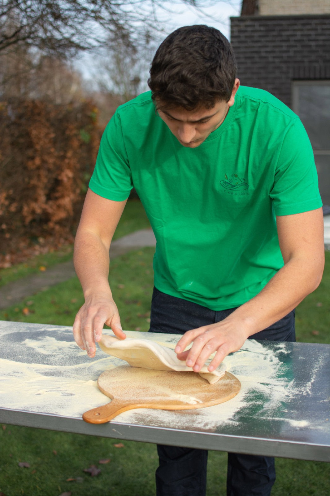 Pizza op de schep zetten