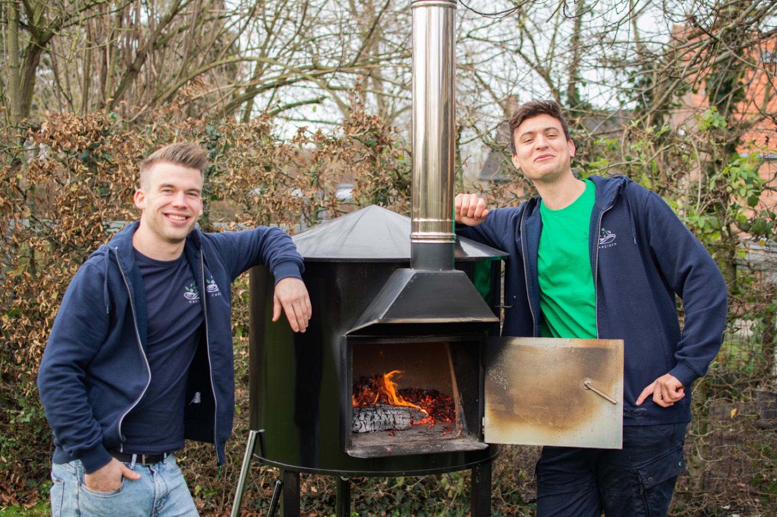 Seppe en Steven naast hun houtoven